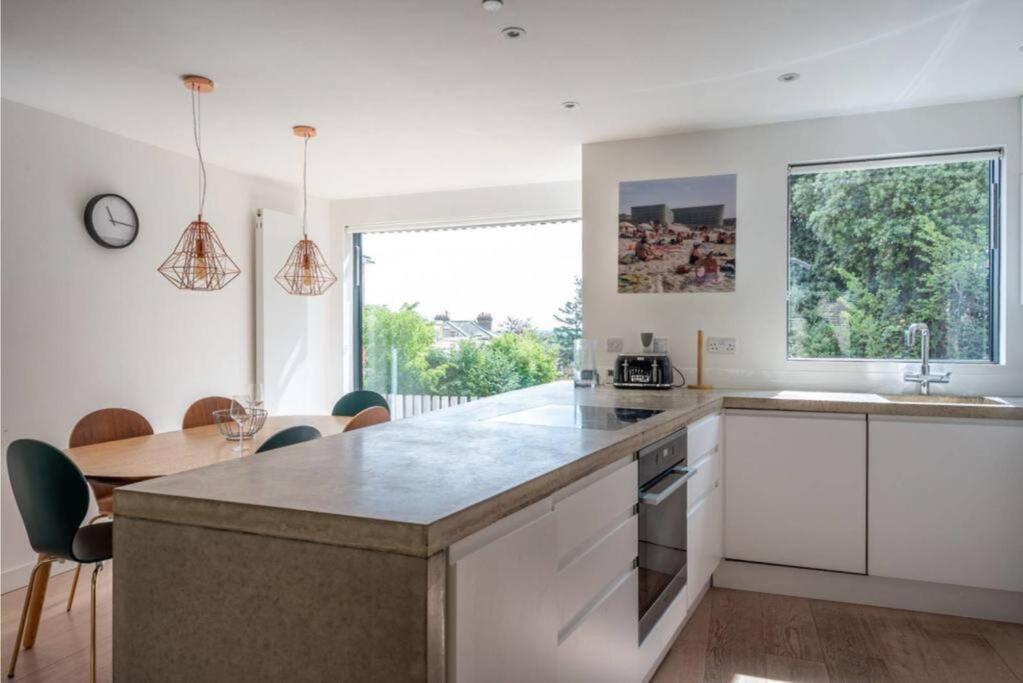 Neoteric Home Wimbledon Village Лондон Екстер'єр фото